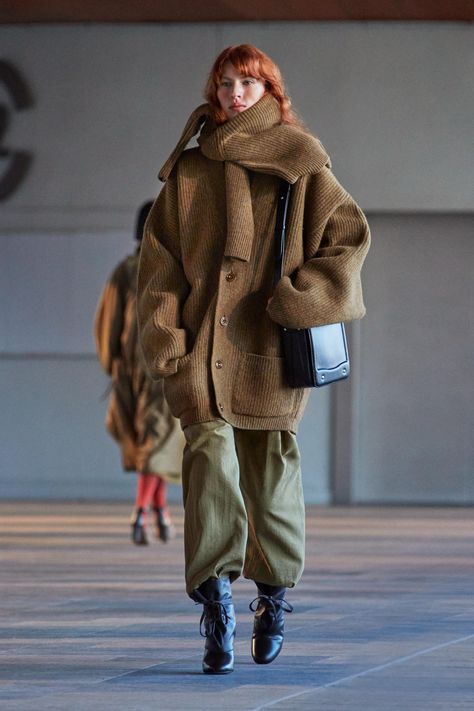 Lemaire Fall 2023 Menswear
https://www.vogue.com/fashion-shows/fall-2023-menswear/christophe-lemaire/slideshow/collection#17 Nyfw 2023, Khaki Coat, Paris Fashion Week Runway, Christophe Lemaire, Walking Down The Street, Winter Mode, Fashion Week Runway, Menswear Fashion, Menswear Collection