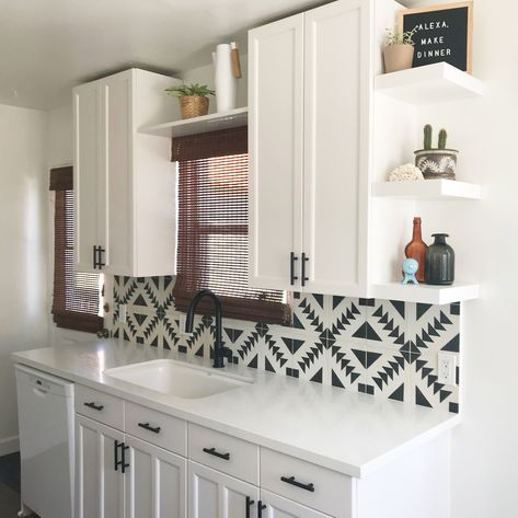 White modern kitchen with Tulum tile backsplash from Cement Tile Shop Aztec Backsplash Kitchen, Aztec Tile Backsplash, Southwestern Tile Backsplash, Aztec Backsplash, Aztec Kitchen Ideas, Southwest Kitchen Backsplash, Western Kitchen Backsplash, Black And White Backsplash Kitchen, Kitchen Modern Backsplash