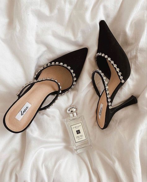 Stylish Shoes Heels, Elegant Shoes Heels, Pretty Heels, Fashion Shoes Heels, Shoes Heels Classy, Shoes Hack, Classy Shoes, Red High Heels, Bridal Heels