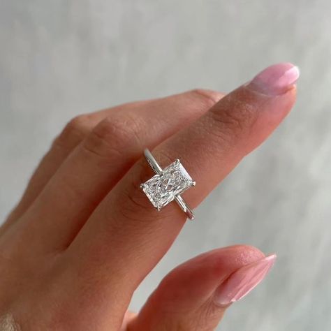 Radiant Cut Moissanite Ring, Moissanite Vs Diamond, Engagement Rings Sale, Unique Rings Vintage, Ring Proposal, Ring Rosegold, Handmade Engagement Rings, Cvd Diamond, Claw Prong