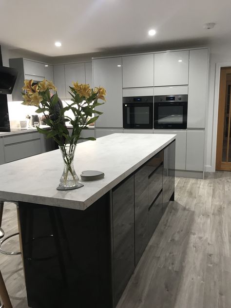 Checkout this amazing combination of Holborn Light Grey with a Holborn Dark Grey Island. Our #Tradeyoftheweek has contrasted colours to create a fantastic living space. Well done everyone. Have a great Easter!! Grey Kitchen Black Island, Dark Grey Island, Grey Gloss Kitchen, Grey Island, Handleless Cabinets, Gray Island, High Gloss Kitchen, Light Grey Kitchens, White Cupboards