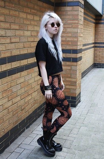 Moon child ☾ Indie Outfits Grunge Alternative Fashion, 90s Grunge Aesthetic, Indie Outfits Grunge, Editorial Vogue, Punk Pants, Goth Outfit, Tokyo Street Fashion, Hipster Grunge, Leggings Outfit