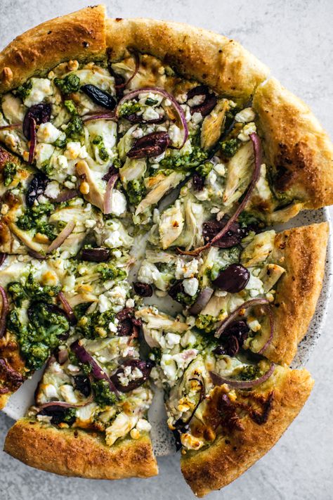 Pesto Chicken Pizza #homemadepizza #pizza #pesto #chicken #greek #mediterranean #skilletpizza #olives Pizza Cast Iron Skillet, Pizza Cast Iron, Iron Skillet Pizza, Cast Iron Skillet Pizza, Chicken Greek, Chicken Pesto Pizza, Olive Pizza, Chicken Delight, Skillet Pizza