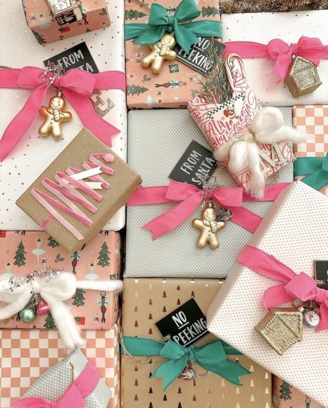 Aurelie Erikson, Pink Christmas Wrapping Paper, Christmas Present Wrap, Pink Christmas Gifts, Holiday Inspo, Gift Wrapping Inspiration, Unique Gift Wrapping, Pink Christmas Decorations, Smarter Not Harder