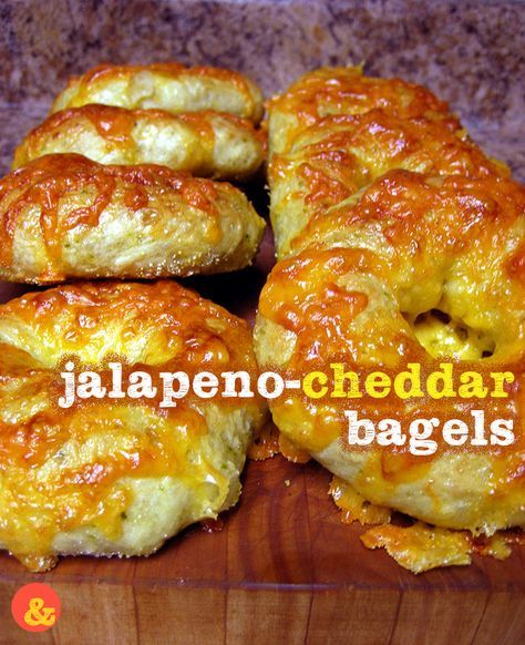 Jalapeno-Cheddar Bagels: Soft and chewy bagels studded with fresh bits of jalapenos and covered in a blanket of crispy cheddar cheese! Jalapeno Bagels Recipe, Jalapeno Cheddar Bagel Recipe, Cheddar Bagel Recipe, Cheddar Bagels, Bagel Recipes, Healthy Bagel, Bread Crackers, Bagel Bread, Baking Breads