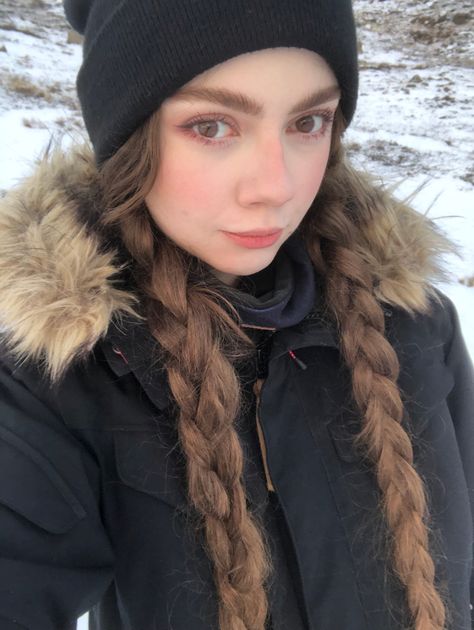 Valentines Day Eyeliner, Hairstyle Inspo Aesthetic, Brown Hair Dark, Dark Blond, Valentines Day Makeup, Snow Girl, Hairstyle Inspo, Hair Dark, Girl Braids