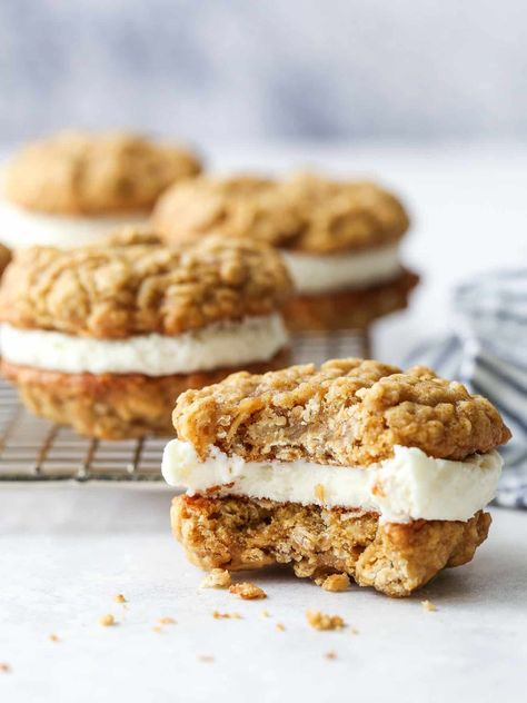 Oatmeal Cream Pie Recipe, Oatmeal Cream Pie Cookies, Cream Pie Cookies, Soft And Chewy Oatmeal Cookies, Easy Cream Pie, Oatmeal Cream Pie, Marshmallow Filling, Chewy Oatmeal Cookies, Spoon Cookies