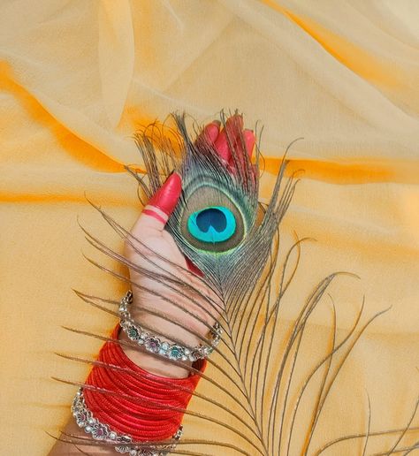 Hand photography Banner Clip Art, Hand Photography, Radha Krishna Art, Bridal Gold Jewellery Designs, Whatsapp Dp, Photo Pose, Krishna Art, Bridal Gold Jewellery, Peacock Feather