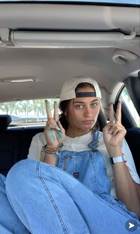 Avery Cyrus Outfits, Gay Fashion Women, Avery Cyrus, Tomboyish Outfits, Women Overalls, Ugly Outfits, Gay Fashion, Tomboy Outfits, Tomboy Style Outfits