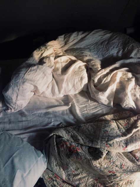 Unmade Bed Aesthetic, Stranger Video, Unmade Bed, Bed Aesthetic, Messy Bed, Parisian Life, Aesthetic Pictures, Natural Light, Bed