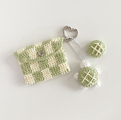 melon crochet keychain and wallet! by doongx2_knitting   #crochet #crocheting #crochetlove #crochetaddict #crochetersofinstagram  #fruit  #melon  #charms #keychain #diy #wallet #pouch Aesthetic Crochet Wallet, Crochet Wallet Keychain, Crochet Cute Wallet, Diy Crochet Keychain Ideas, Crochet Key Pouch, Crochet Pouch Keychain, Crochet Keychain Aesthetic, Crochet Fruit Pouch, Mini Purse Crochet