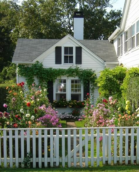 Flowers Along Walkway Front Yards, Small Cute House, Nature Homes, Beach Bungalow, Casas The Sims 4, White Picket Fence, Angel Cake, Dream Cottage, Garden Fairy