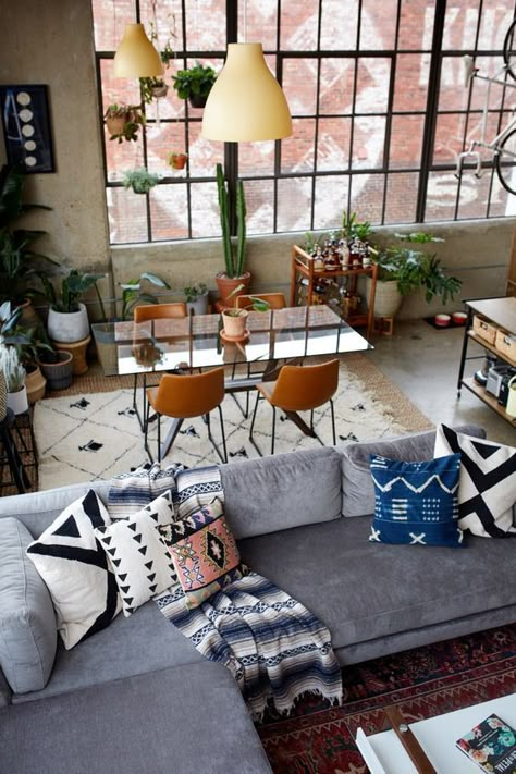 Blue Accents Living Room, Industrial Apartment Decor, Urban Industrial Decor, Industrial Style Home, Interior Boho, Blue Accent Walls, Industrial Apartment, Gallery Ideas, Diy Backsplash