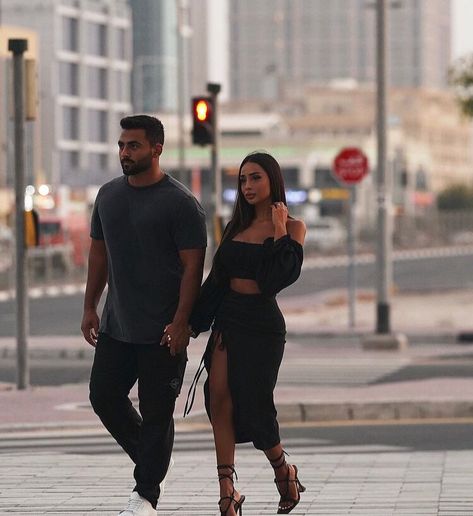 Couple Dinner Outfit, Dinner Outfits Casual, Couple Dinner, Dinner Outfit Ideas, All Black Outfits For Women, Kim Kardashian Outfits, Instagram Couples, Egyptian Women, Kardashian Outfit