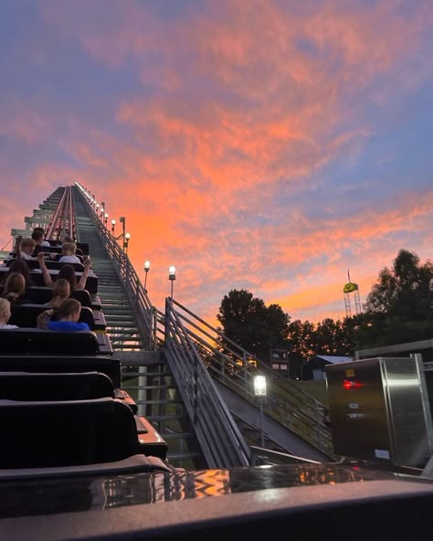 Worlds Of Fun Aesthetic, Amusement Park Aesthetic Rollercoaster, Roller Coasters At Night, Summer Roller Coaster, Carowinds Aesthetic, Rollar Coasters Aesthetic, Aesthetic Roller Coaster, Themepark Aesthetic, Six Flags Aesthetic