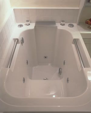 Small Bathtub Remodel, Japanese Soaking Tub Shower Combo, Soaking Tub Shower Combo, Bath Shower Screen, Japanese Bathtub, Deep Bathtub, Tub Remodel, Small Bathtub, Japanese Bath