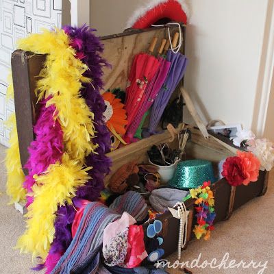 A small bite of mondocherry: a fashionable party... Play Pretend Aesthetic, Dramatic Play Costumes Diy, Playing Dress Up Aesthetic, Dress Up Trunk, Toys Aesthetic, Turtle Room, Golden Bday, Kids Clubhouse, Dress Up Stations