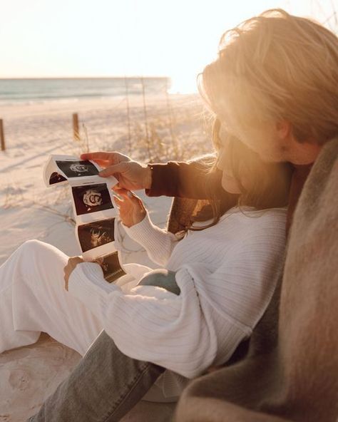 Pregnancy announcements Ways To Announce Pregnancy, Beach Baby Announcement, Beach Pregnancy Announcement, Pregnancy Announcement Photography, Announce Pregnancy, Pregnancy Announcement Pictures, Pregnancy Announcement Photoshoot, Baby Announcement Photoshoot, Cute Pregnancy Pictures