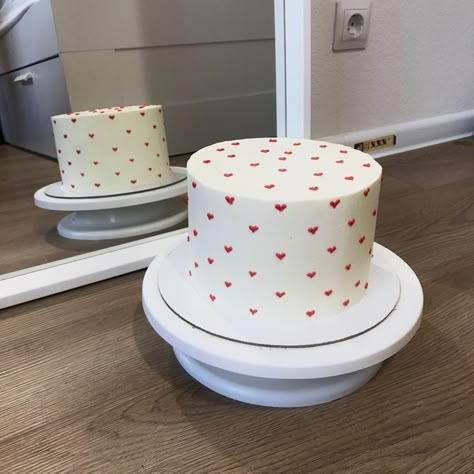 Valentines Bday Cake, Cake With Hearts, Ideas For Birthday Cake, Girly Birthday Cakes, Heart Birthday Cake, 14th Birthday Cakes, Circle Cake, Red Birthday Party, White Cakes