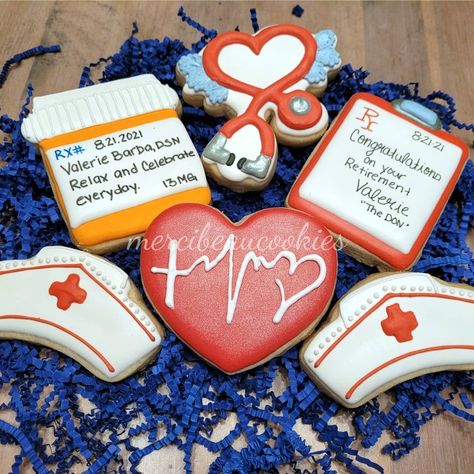 Nurse retirement cookies by @Mercibeaucookies Nurse Retirement Cookies Decorated, Nurse Retirement Cookies, Retirement Cookies Decorated, Nurse Retirement Cake, Nurse Cakes, Retirement Cookies, Cookie Recipes Decorating, Nursing Cake, Retirement Party Decorations