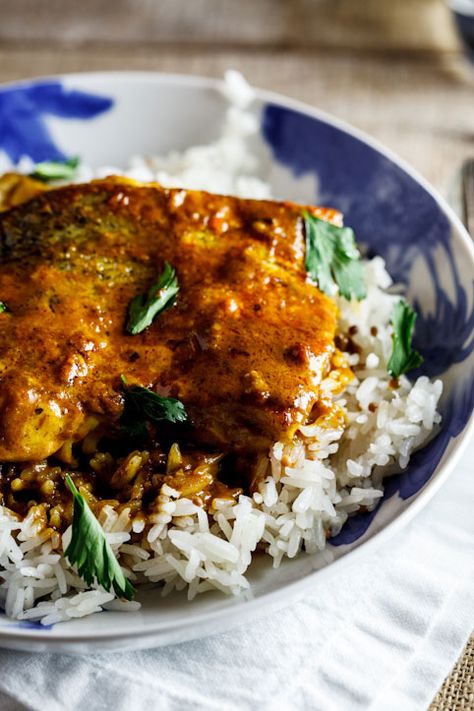 Curried baked hake (sans rice) This looks soooo good. I'll add some cayenne cause I love the heat. Can't wait to try :) Lunch Jars, Hake Fish, Hake Recipes, Basa Fish Recipes, Short Rib Tacos, Seafood Night, Copper Clock, Rib Tacos, Baked Coconut