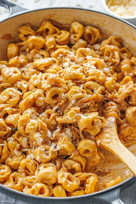 Creamy French Onion Tortellini {One-Pot} - #tortellini #pasta #recipe #eatwell101 #onepot - Try this amazing French onion tortellini pasta recipe with a savory cream sauce and caramelized onions for a quick and easy one-post pasta dinner your family will love! - #recipe by #eatwell101® French Onion Stuffed Shells, Honey Garlic Pasta, Chip Dinner Ideas, French Onion Tortellini Soup, French Onion Tortellini, French Onion Noodles, Vodka Tortellini Recipes, Barilla Tortellini Recipes, Tortellini Side Dish