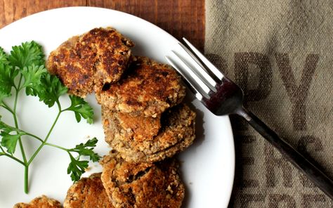 Smoky spices, hearty walnuts, and a little love turn this plant-based, walnut breakfast sausage recipe into a thing of sausage-y beauty. Prepare to amaze your friends and family with your skills of deliciousness... in only ten minutes. Walnut Breakfast, Breakfast Sausage Recipe, Vegan Meat Substitutes, Breakfast Sausage Recipes, Sausage Patties, Gluten Free Vegetarian Recipes, Sausage Recipe, Meat Free Recipes, Meat Alternatives