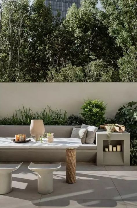 a contemporary terrace with a concrete sofa and a side table, neutral upholstery, a wood and stone table and matching chairs Concrete Sofa, Concrete Outdoor Furniture, Modern Outdoor Dining, Terrace Decor, Concrete Furniture, Concrete Garden, Modern Backyard, Backyard Living, Concrete Patio