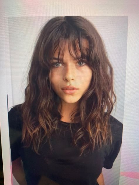 Frizzy Hair Fringe, Wispy Curtain Fringe Long Hair Brown, Whispy Front Bangs Wavy Hair, Straight Across Bangs Wavy Hair, Models With Round Faces, Marla Fontane Hair, Midlength Haircuts Wavy, Grunge Wavy Hair, Choppy Brunette Hair