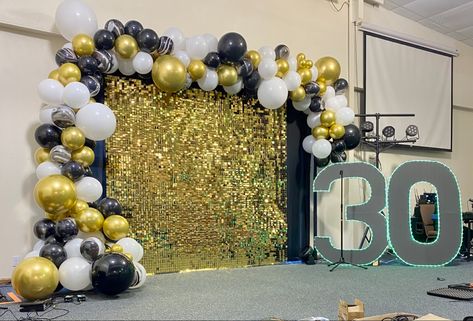 Balloon garland gold black and white, 30 anniversary 30 Anniversary, Sequin Backdrop, Balloon Backdrop, 30th Anniversary, Balloon Garland, Family Reunion, Gold Black, Sequin, Balloons