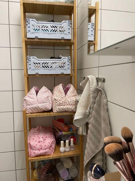 Uni House Aesthetic, Feminine Aesthetic Pink, Dorm 2023, Dreamy Apartment, Bathroom Shelf Storage, Pink Bow Aesthetic, Uni House, Dorm Apartment Decor, Uni Dorm