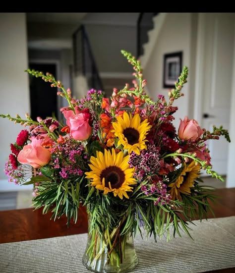 Sunflower Vase Arrangements, Vase Arrangements For Home, Rope Wreaths, Sunflower Floral Arrangements, Sunflower Arrangement, Floral Designs Arrangements, Contemporary Flower Arrangements, Fall Floral Decor, Sunflower Centerpieces