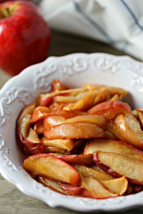 For the perfect side dish for your favorite pork, ham or chicken recipe, these Roasted Apples are absolutely delicious! Apple Side Dish, Apple Side Dish Recipes, Apple Crockpot Recipes, Fall Recipes Sides, Recipes With Apples, Pork Side Dishes, Side Dishes For Ham, Roasted Rainbow Carrots, Side Dishes For Chicken