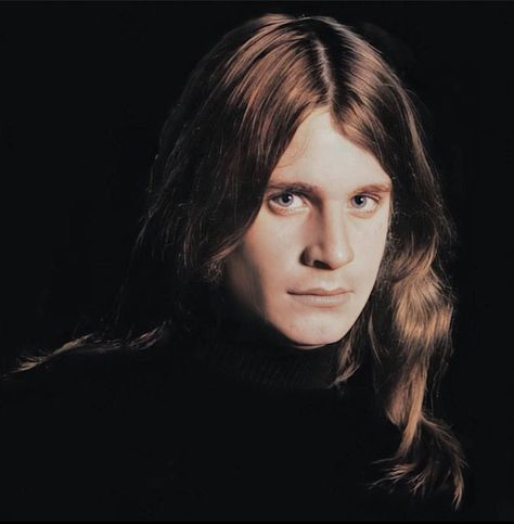 Ozzy Osbourne 70s, Ozzy Osbourne Young, Ozzy Osbourne Black Sabbath, Arte Heavy Metal, Band On The Run, Music Pics, Ozzy Osbourne, Funny Profile Pictures, Black Sabbath