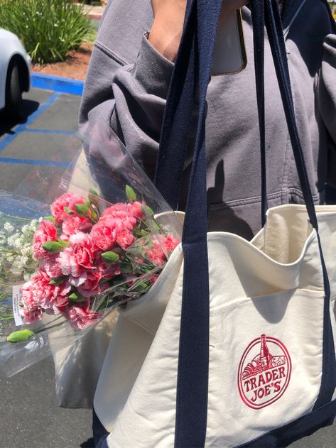 Trader Joes Aesthetic Outfit, Reusable Bags Aesthetic, Trader Joes Tote Bag Outfit, Trader Joe's Aesthetic, Trader Joes Bag Aesthetic, Flowers In Bag Aesthetic, Trader Joes Tote Bags, Trader Joe’s Bag Aesthetic, Trader Joe’s Mini Tote Bags Outfit