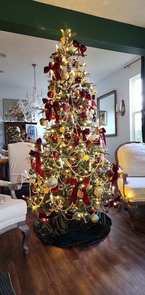 Victorian inspired Christmas tree Tree provided by @kingofchristmas Red Toile Christmas Tree, 1900 Christmas Tree, Christmas Tree Antique, Dickens Christmas Tree, Norfolk Christmas Tree, Vintage Theme Christmas Tree, Christmas Victorian Decoration, Fairytale Christmas Tree, Old Money Christmas Tree