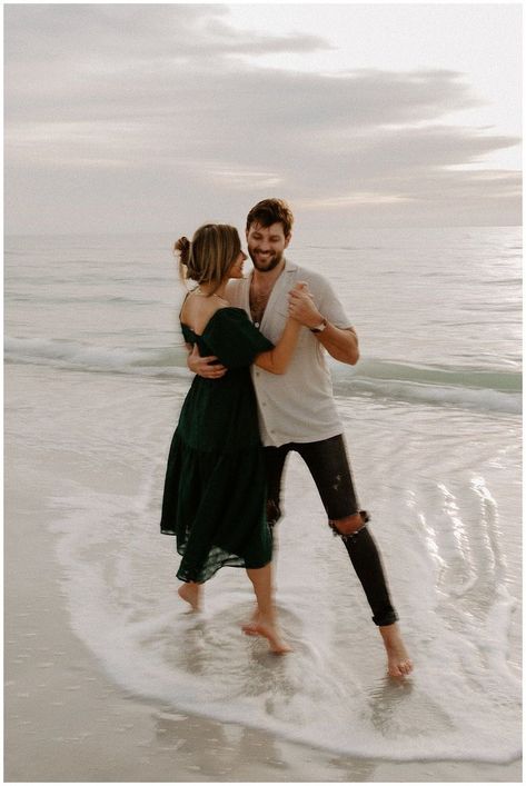 Beach Engagement Photos Outfit, Pre Wedding Praia, Engagement Photo Shoot Beach, Engagement Pictures Beach, Couples Beach Photography, Shooting Couple, Couple Beach Pictures, Beach Photo Session, Anniversary Photography