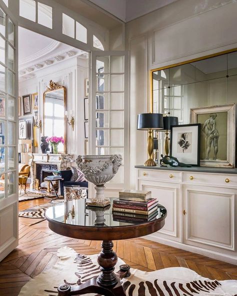 Jessi Cummings on Instagram: “The unbelievably chic Parisian apartment of designer, David Jimenez. @davidjimenezstudio (via @traditionalhome ) #interior #interiordesign…” Zebra Rug, Parisian Home Decor, Parisian Decor, Art Interiors, Parisian Apartment, Design Apartment, Beautiful Interior Design, Paris Apartments, Personal Space