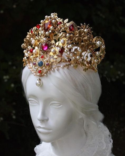 https://www.instagram.com/p/CSuWMnhjEmU/?igshid=OTE2OGRmYjI= Empress Crown, Royal Accessories, Egyptian Aesthetic, Fantasy Crown, Royal Crown Jewels, Van Cleef And Arpels Jewelry, Headpiece Jewelry, Diamond Tiara, Queen Crown