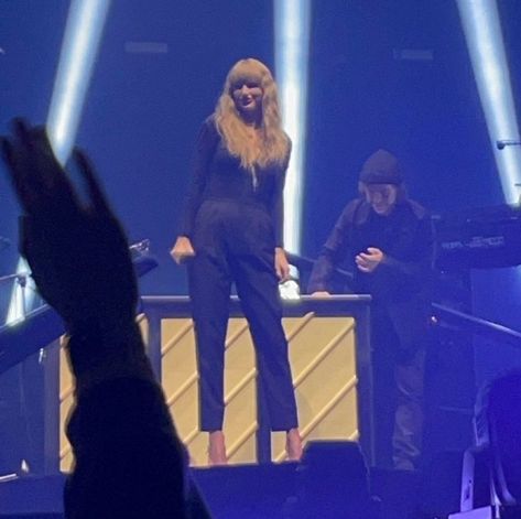 TAYLOR PERFORMING EXILE LIVE WITH AARON DESNER AND BON IVER AT THE BON IVER CONCERT IN LONDON!!! OH MY GOD Taylor Swift Bon Iver, Taylor Performing, Taylor Swift News, Blonde Cat, Swift Photo, Bon Iver, Long Live Taylor Swift, Swift 3, Live Taylor