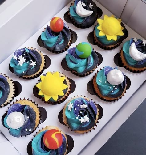 Space Theme Cupcakes, Space Birthday Party Food, Space Cupcakes, Planet Cake, Galaxy Cake, Idee Babyshower, Astronaut Birthday, 1st Birthday Party Themes, Space Birthday Party