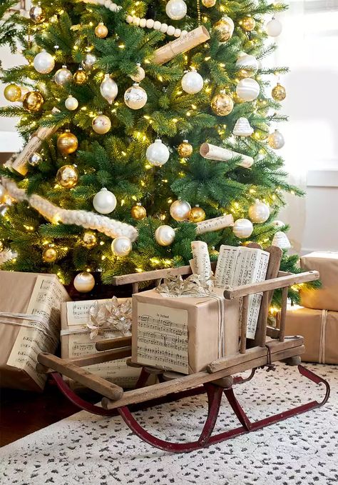 21 Vintage Christmas Decorating Ideas That Give Us the Holiday Feels Sleigh Centerpiece Christmas, Antique Sled Decor Ideas, Sleigh Decorations, Antique Holiday Decor, Christmas Color Schemes, Holiday Decorating Ideas, Wooden Sled, Mercury Glass Christmas Tree, Christmas Colour Schemes