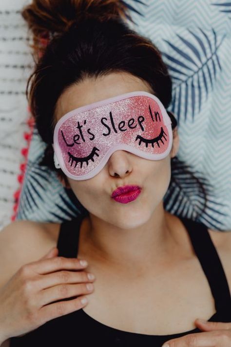 Joyful girl relaxing in bedroom - top view of brunette women in pink sleeping mask Cute Sleep Mask, Sleep Hypnosis, Asthma Remedies, Overnight Face Mask, Cleansing Mask, Sleep Remedies, Natural Sleep Remedies, Overnight Mask, Brunette Woman