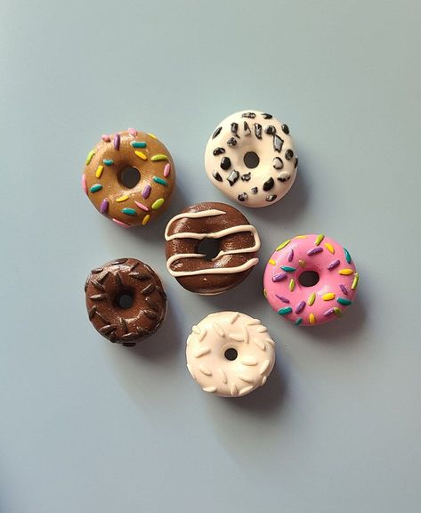 Discover the Best Clay Magnet Ideas for Home Decor Clay Easy Projects, Donut Clay Art, Cute Mini Clay Art, Clay Art For Friends, Small Clay Designs, Clay Candy Diy, Mini Clay Magnet Ideas, Clay Small Projects, Oven Baked Clay Projects Easy Diy