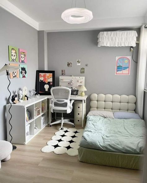 Small Room Design For 2 People, Room Plans Layout, Bilik Tidur Aesthetic, Kamar Aestethic, Bed And Desk Layout Small Room, Bedroom With Desk Layout, Aesthetic Small Bedroom Ideas, Small Bedroom With Desk, Functional Bedroom Ideas