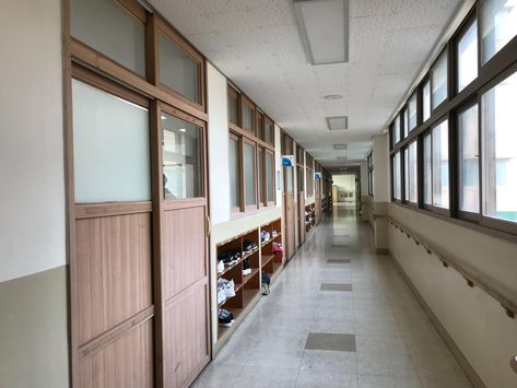 Highschool Aesthetic Classroom, Classroom Interior, School Hall, College Architecture, School Hallways, Home Theater Rooms, Dream School, Japanese School, School Building