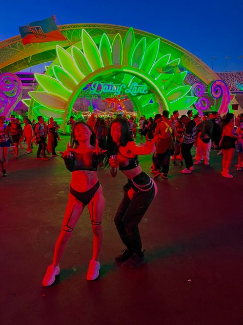 Rave edm edc Las Vegas edc2022 EDCLV Daisy lane Edm Festival Aesthetic, Plur Aesthetic, Rave Lifestyle, Raver Aesthetic, Rave Girl Aesthetic, Rave Aesthetic Outfit, Raver Girl Outfits, Rave Photos, 90s Rave Aesthetic