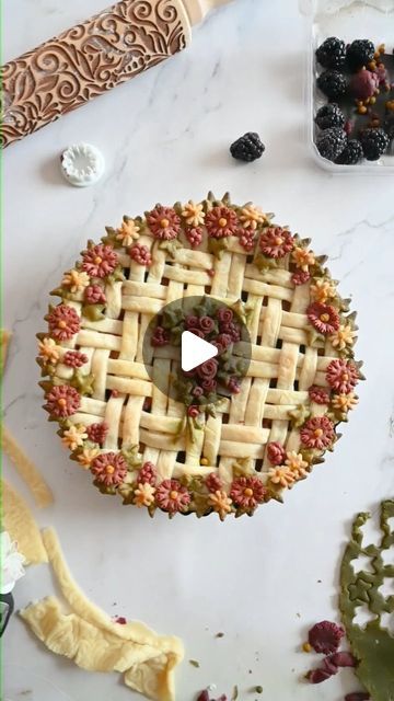 An apple and blackberry pie to celebrate the pi day...  Pi day to celebrate the iternal ratio of perimeter of a circle to its diameter = ... | Instagram Apple Tart Design, Apple Pie Lattice Design, Decorated Pie Crust, Fancy Apple Pie Crust Designs, Birthday Pie Ideas, Pumpkin Pie Decoration, Apple Pie Decoration, Pastry Flowers, Apple Pie Designs