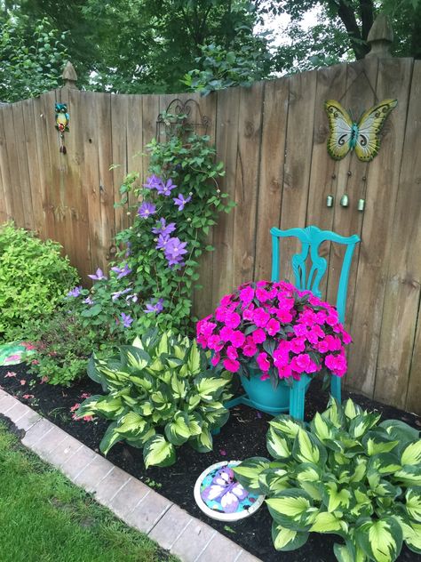 Flowerbed In Front Of Porch, Flower Bed Around Pool Ideas, Making Use Of Small Spaces, Trailer Park Landscaping Ideas, Vinyl Fence Ideas Backyards, Garden Yard Ideas Backyards, Rustic Flower Beds In Front Of House, Memory Garden Ideas Diy, Rustic Yard Ideas