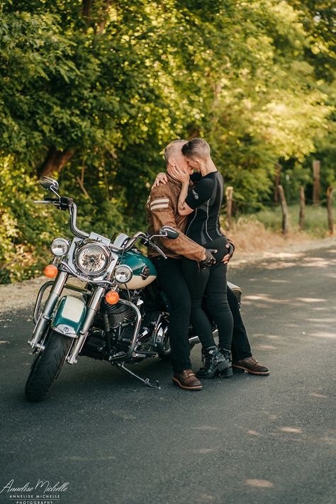 Motorcycle Couple Aesthetic, Motorcycle Shoot, Motorcycle Photo Shoot, Motorcycle Couple, Prom Picture Poses, Prom Picture, Biker Babe, Motorcycle Pictures, Bike Pics